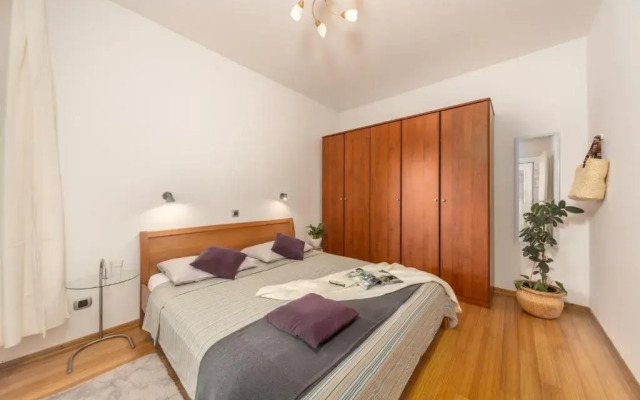 Terra Magica Deluxe Apartment OR Room with Private Parking, Terrace and Sea View