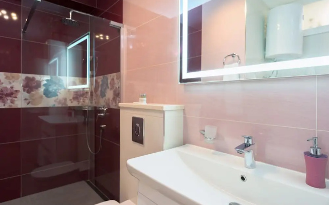 Villa Capitis in the Centre-Central Luxury Escape with Swimming Pool
