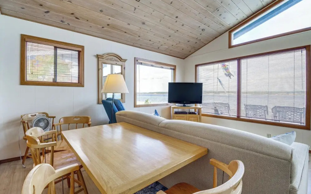 Beachfront Whidbey Island Home + Apartment!