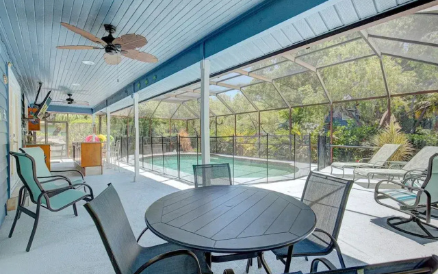 Spacious 4 3 Retreat- Heated Pool-playroom