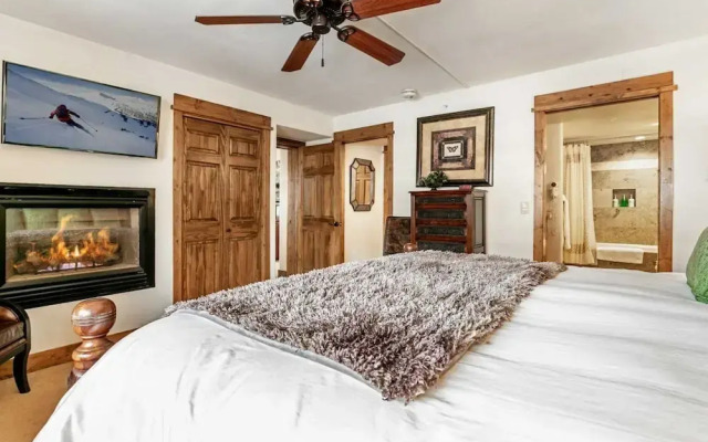 4 Bedroom Antlers Vacation Rental With Incredible Slopeside Views and Just a Short Walk to Gondola and Lionshead Village