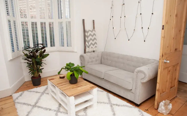 Charming 1 Bedroom House Close to City Centre