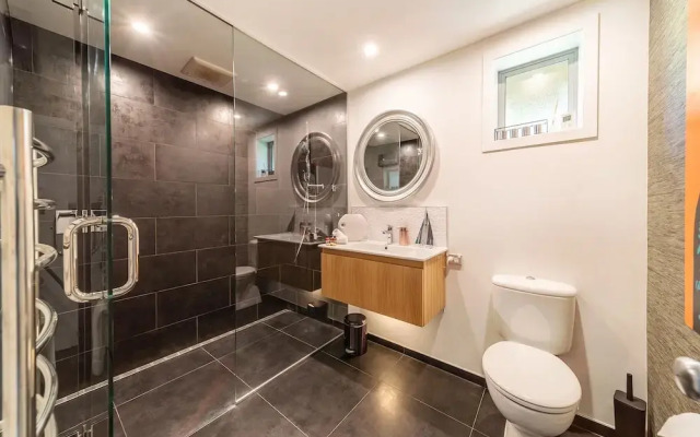 Lake View Greenstone Luxe Apartment