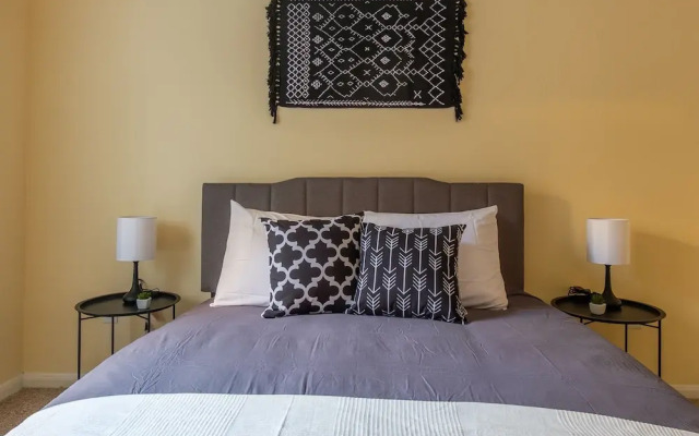 1 and 2 BR Apts in Downtown by Frontdesk