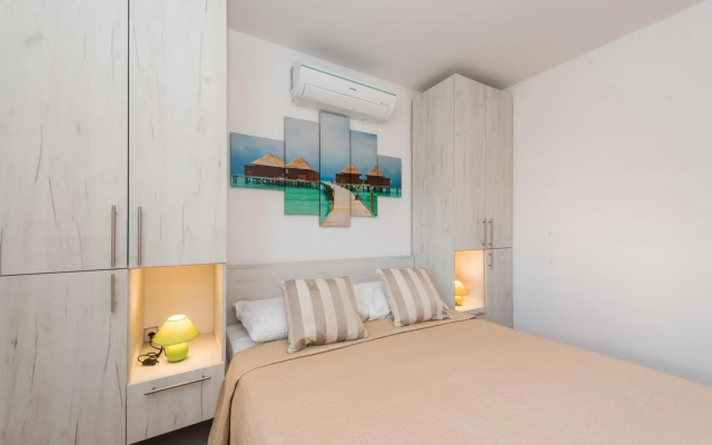 Dino 2 luxury apartment with pool