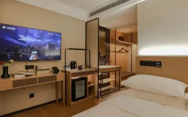 Jiulong Yipin Hotel (Zhijin Ancient City Pedestrian Street)