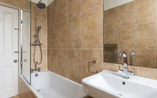 Sleek and Modern 2BR Home Near City Centre