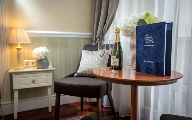 Queen's Court Hotel & Residence
