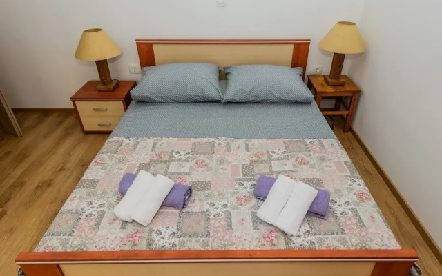Spacious Apartment w Patio 40m From the Beach