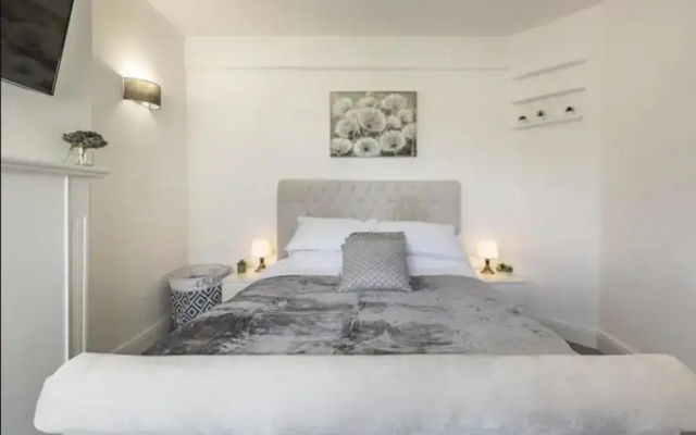 Luxury 3-Bed Apartment Near To London With Parking