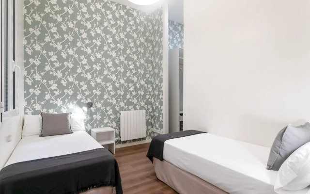 Condal in Barcelona with 3 bedrooms and 2 bathrooms