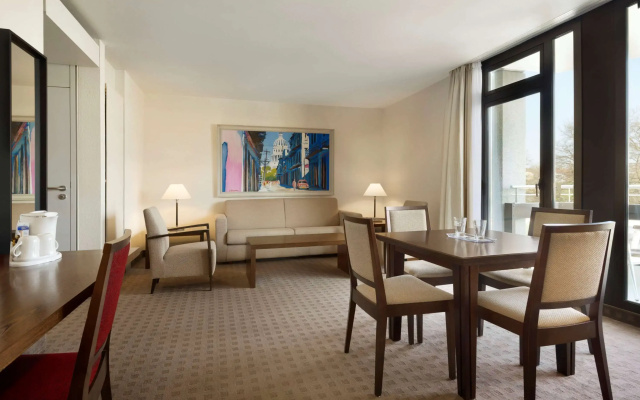 Отель Ramada by Wyndham Nuernberg Parkhotel