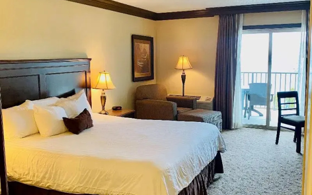 Fourwinds Lakeside Inn & Marina