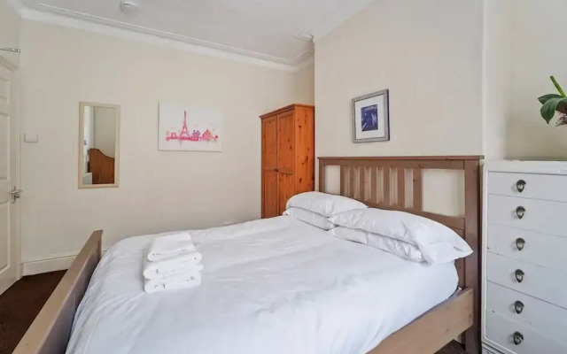 4 Bed House in Wolverhampton Your Home From Home