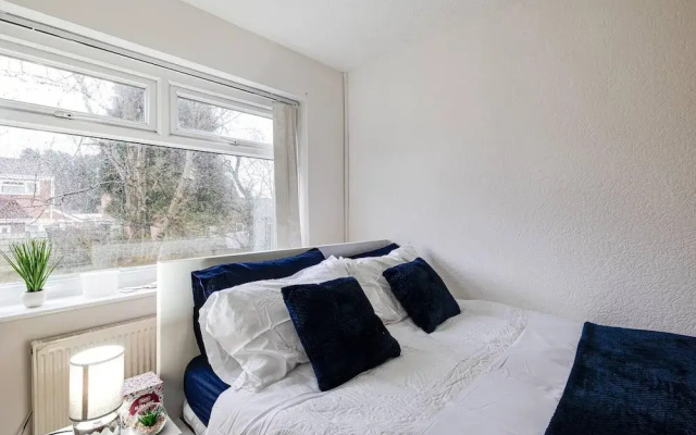 Lovely 2 Bedroom Apartment With Fireplace
