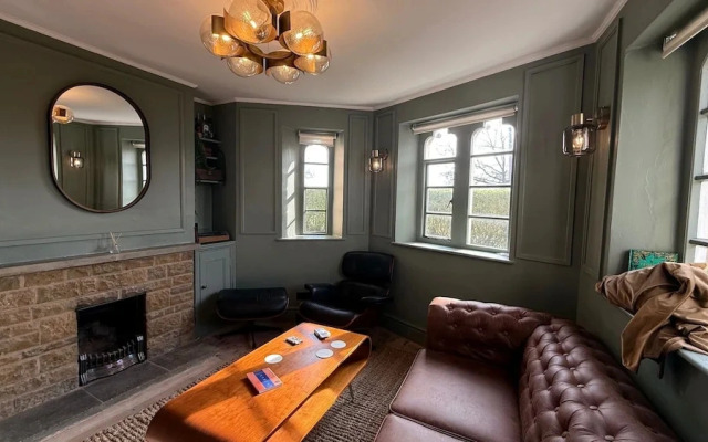 Cotswolds Castle, Sleeps 8 With Enclosed Garden