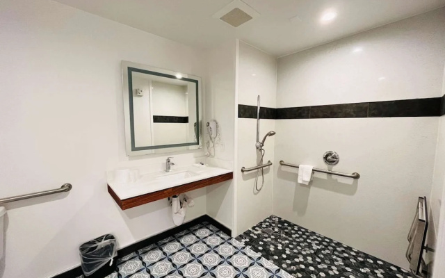 Vallejo Inn & Suites