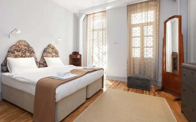 Chiconomy Suites
