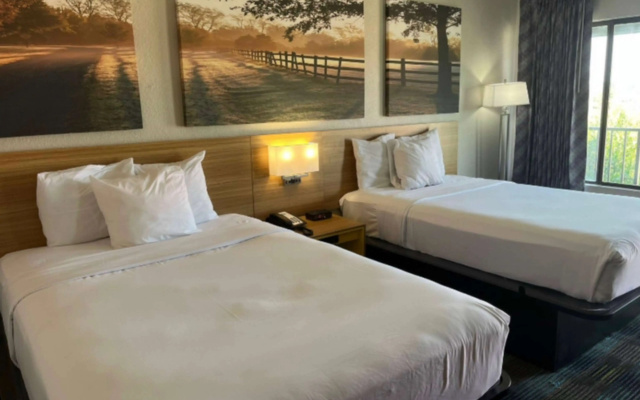 Days Inn & Suites by Wyndham Mobile