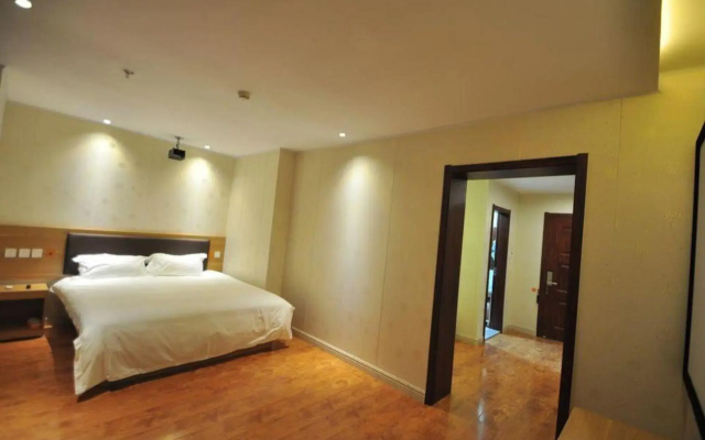 Huayi Hotel (Qingdao Tonghe Road)