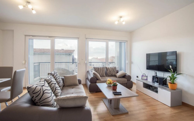 Amazing apartment in Podstrana w/ WiFi and 2 Bedrooms