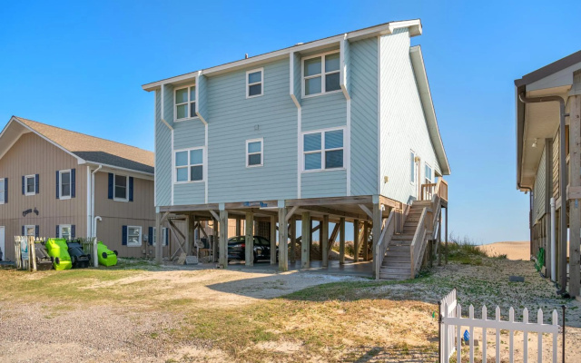 Front Row by Oak Island Accommodations