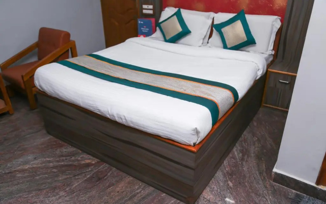 OYO 8828 Holidays Dollars Grand