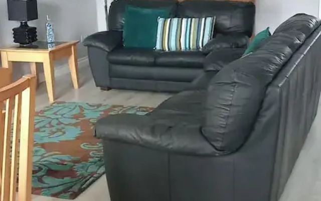 Bangor - 2 Bed Apartment- Sleeps 4 -privateparking