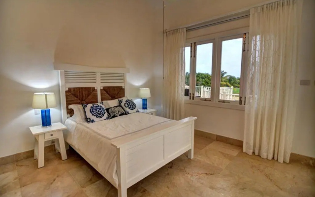 Fantastic 8-bedroom Golf-front Mansion Near the Beach