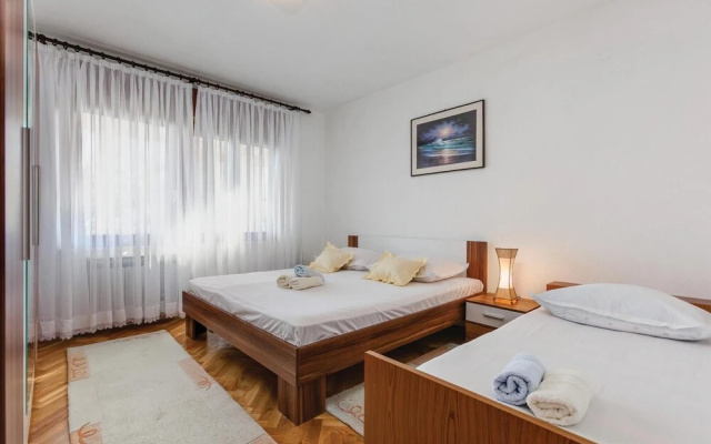 Nice Home in Podstrana With Wifi and 2 Bedrooms