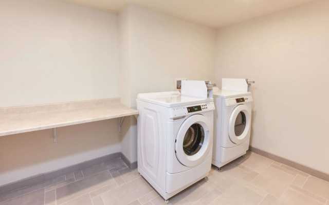 La Quinta Inn & Suites by Wyndham Philadelphia Airport