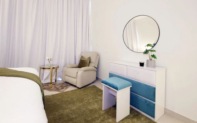 Luxury StayCation - Spacious Apartment Amidst Lush Green Parks