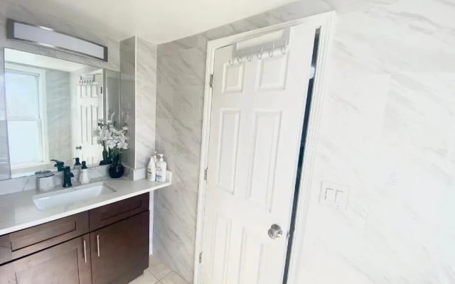 EMALUX Condo Near Downtown,Bus,Train,Hospitals,United-Center,Fulton Market