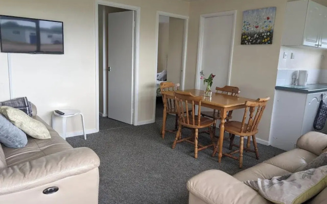 2 Bed Chalet - Sleeps 5 - Free Parking - Tv