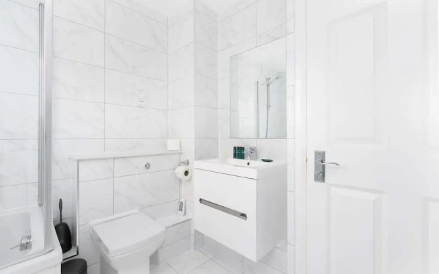 Modern 2 Bed, for up to 4, Excel/city Airport