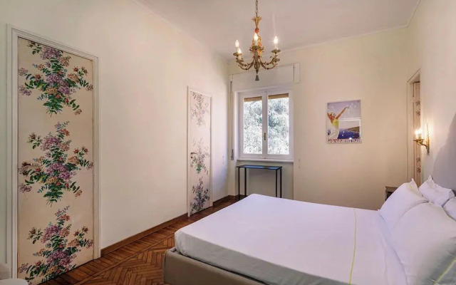 Charming Balcony Apartment by Wonderful Italy