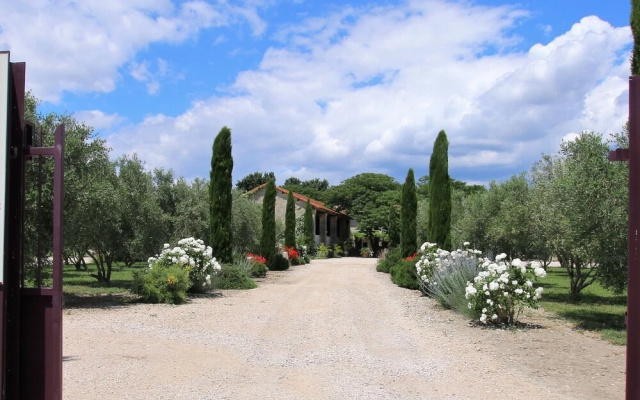 Bright Studio in Tarascon, Provence, With Pool Access, Furnished Garde