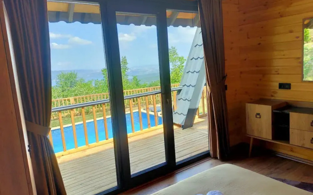 Bungalow with Private Pool and Backyard in Sapanca