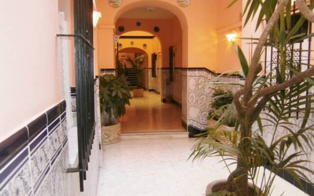 Отель Hostal Sanvi Испания, Херес-де-ла-Фронтера - отзывы, цены и фото номеров - забронировать отель Hostal Sanvi онлайн вид на фасад
