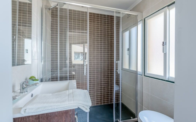 Bright & Spacious Alfama Typical Apartment, By TimeCooler