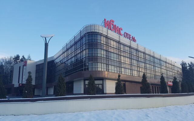 Отель ibis Moscow Domodedovo Airport Москва вид на фасад