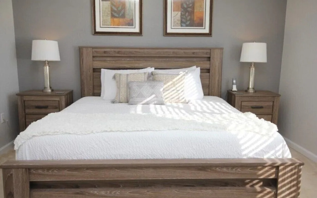 Lakeview Fantasy New! 3 Bedroom Condo by RedAwning