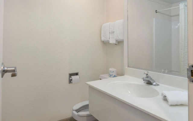 Rodeway Inn Auburn Hills - Detroit