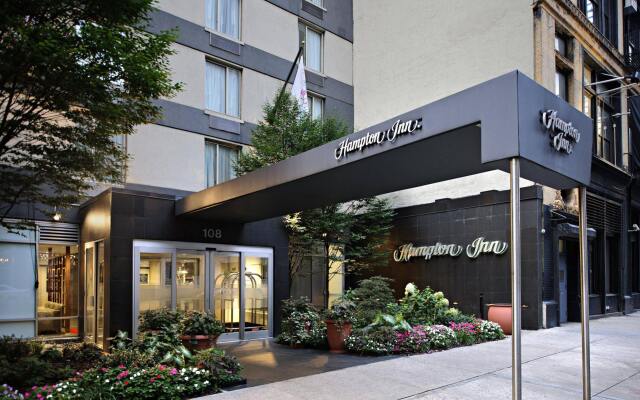 Отель Hampton Inn Manhattan Chelsea США, Нью-Йорк - отзывы, цены и фото номеров - забронировать отель Hampton Inn Manhattan Chelsea онлайн вид на фасад