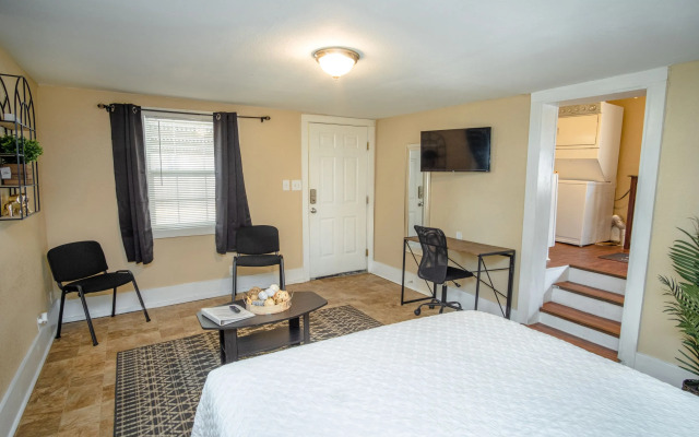 Cozy  Guesthouse Near Downtown