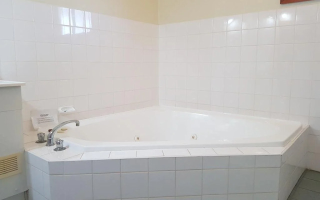 Colonial Motel and Serviced Apartments