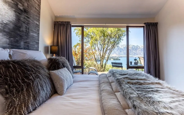 Amazing Lake View Spacious Townhouse with Parking