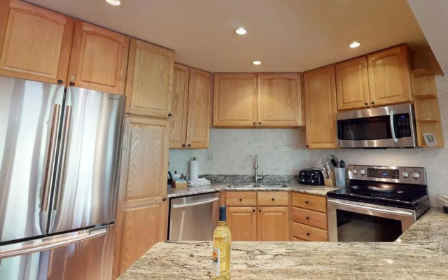 Laurelwood Condominiums Studio Premier Unit 404