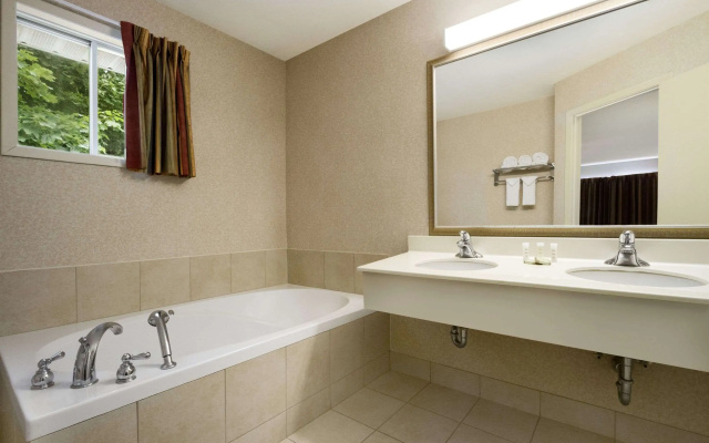 Super 8 by Wyndham Brockville