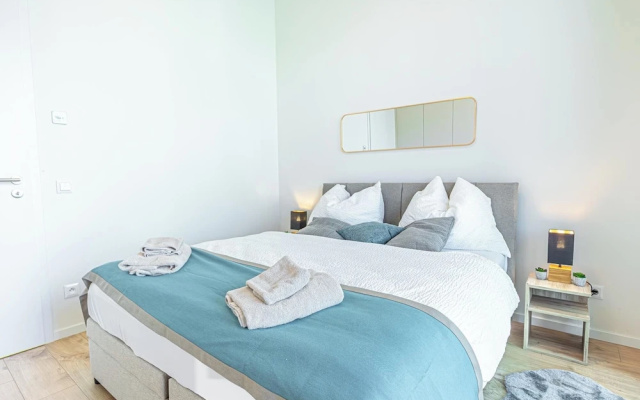 Premium 2BR & 1LR Apt with Skyline View